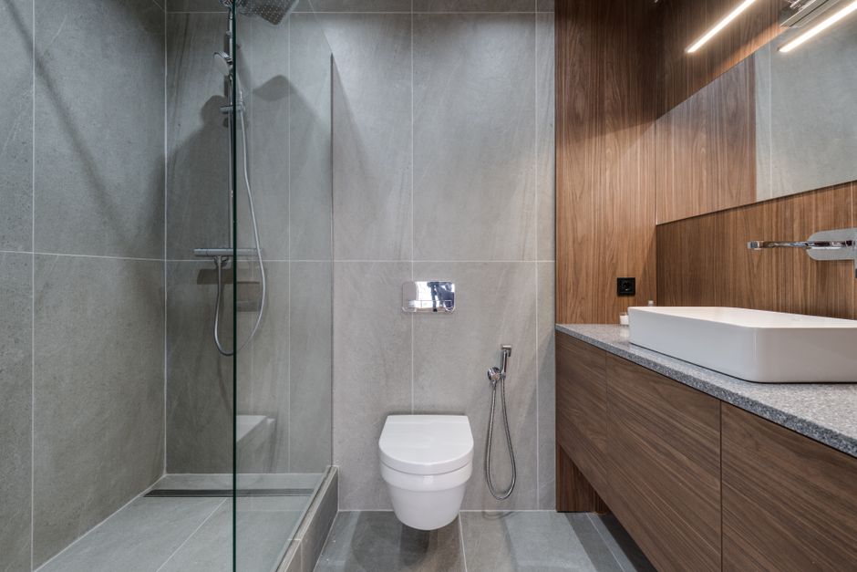 Douche de plain-pied avec paroi vitrée et banc dans une salle de bain contemporaine