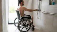 Hauteur du robinet dans une douche PMR : la bonne cote