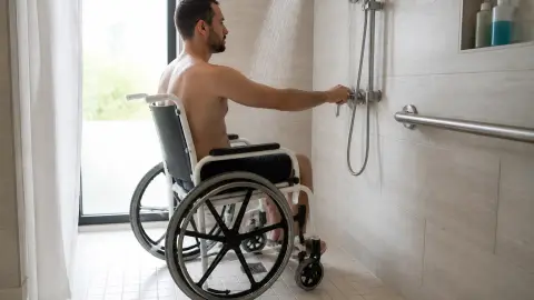 Hauteur du robinet dans une douche PMR : la bonne cote