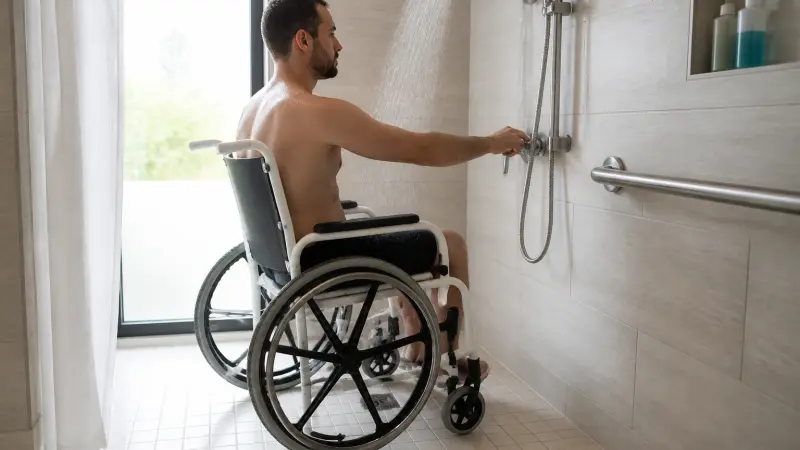 Hauteur du robinet dans une douche PMR : la bonne cote